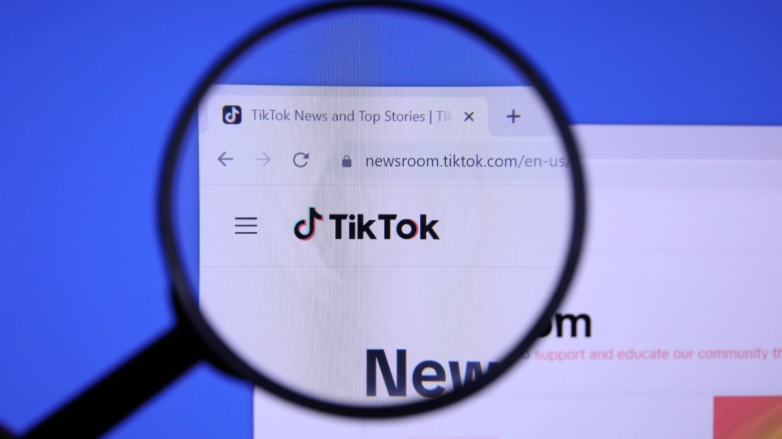 Kaca pembesar menyorot logo TikTok di layar, ilustrasi memeriksa notifikasi video dihapus