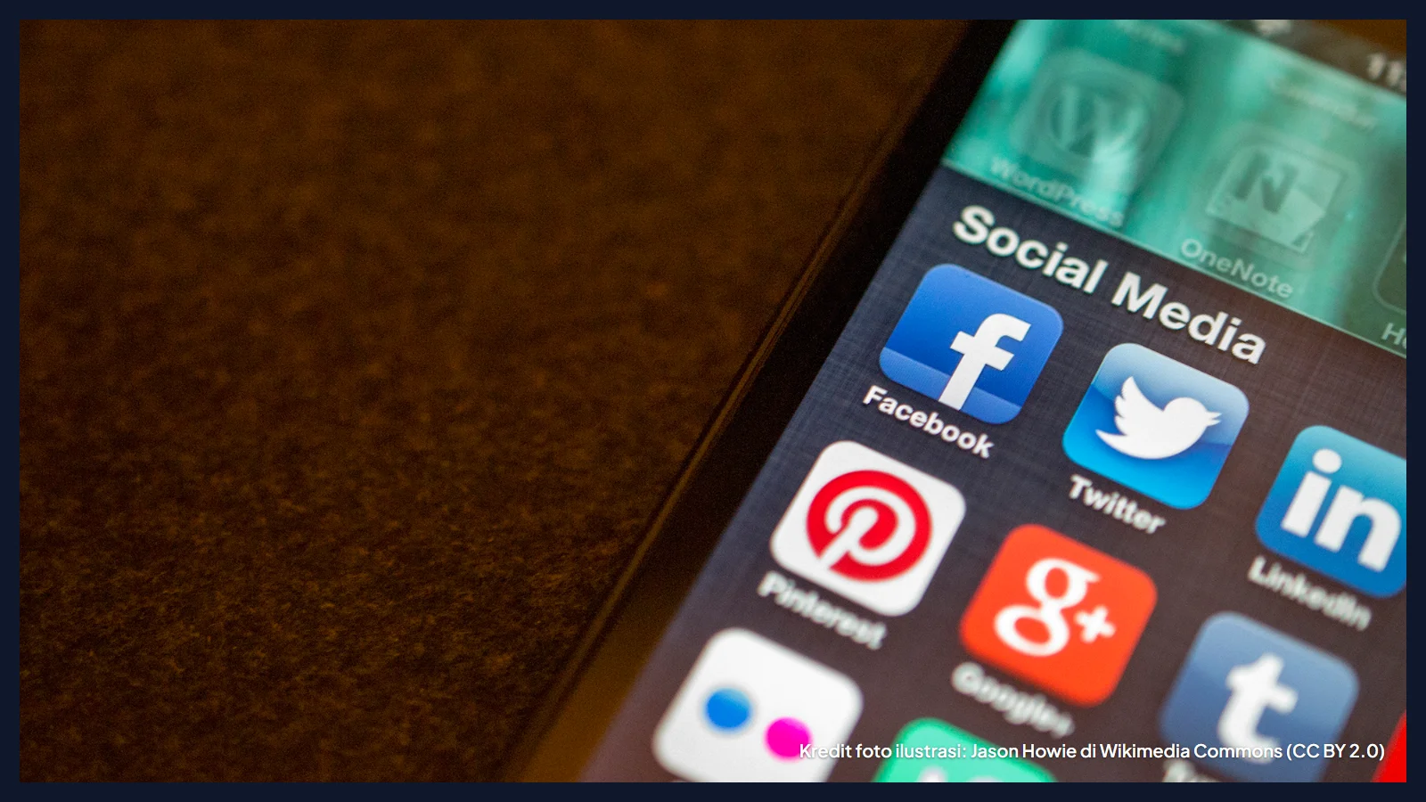 Layar ponsel berisi folder aplikasi media sosial, ilustrasi layanan followers untuk akun pelanggan reseller