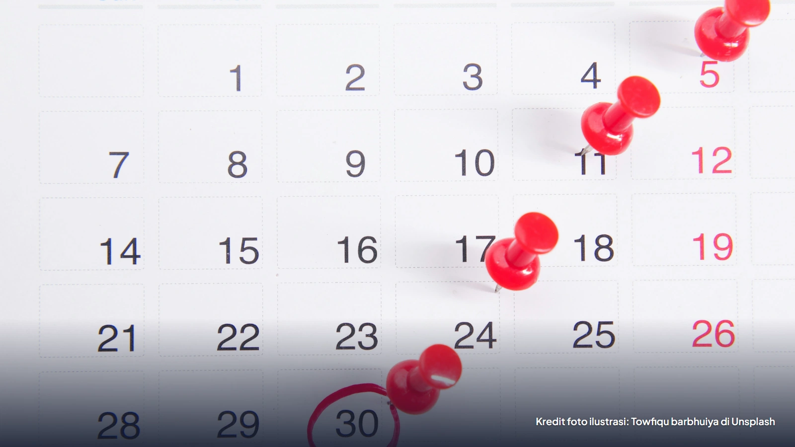Kalender dengan tanggal 30 dilingkari dan paku payung merah sebagai ilustrasi masa refill